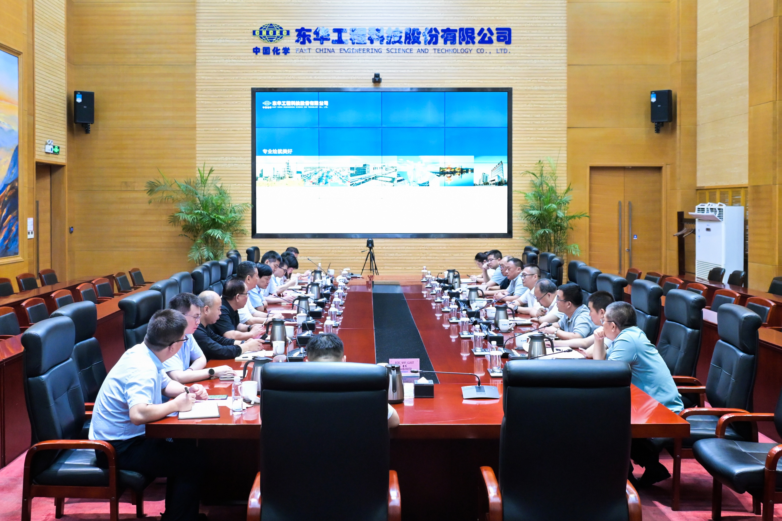 李立新會(huì)見(jiàn)新業(yè)集團(tuán)董事會(huì)秘書(shū)，沃疆化學(xué)公司黨委書(shū)記、董事長(zhǎng)、總經(jīng)理劉根康